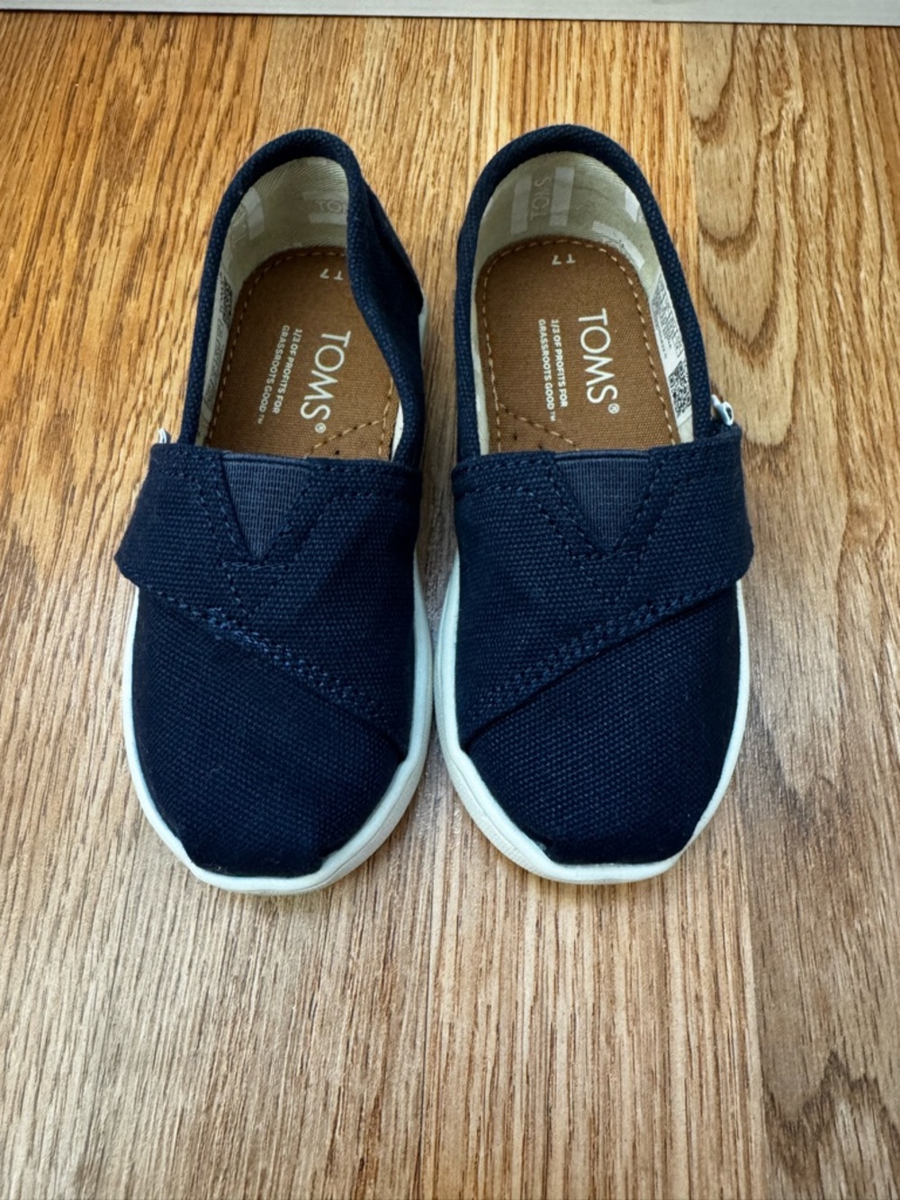 TOMS Classic Slip-On Canvas Shoes in Navy- 7T